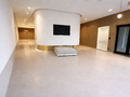 Deze hoogwaardige gelijkvloerse showroom van 284 m&sup2; combineert uitstraling met een functionele indeling en is geschikt als showroom, kantoorruimte of opleidingslocatie (diverse sectoren). B2C-activiteiten zijn niet toegestaan.

De ruimte is afgewerkt met