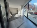 Op de gelijkvloerse verdieping van Leopoldstraat 74 te Mechelen bevindt zich deze commerciële ruimte met een totale oppervlakte van ca. 103 m². Dankzij de ligging op de hoek van het pand geniet deze ruimte van een uitstekende zichtbaarheid, wat het bijz