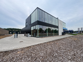 Het betreft een commerci&euml;le ruimte op een uitstekende zichtlocatie in Herentals, met een totale oppervlakte van ca. 851 m&sup2;, verdeeld over ca. 693 m&sup2; op het gelijkvloers en ca. 158 m&sup2; op de eerste verdieping.

Het gelijkvloers leent zich uitstekend voo