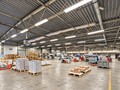 Op een uitstekende zichtlocatie langs de Ring van Lier, aan de Industriestraat 5A, bevindt zich deze multifunctionele bedrijfsunit met een totale oppervlakte van circa 1.600 m², bestaande uit 900 m² magazijnruimte en 700 m² kantoor- en showroomruimte.
