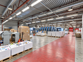 Op een uitstekende zichtlocatie langs de Ring van Lier, aan de Industriestraat 5A, bevindt zich deze multifunctionele bedrijfsunit met een totale oppervlakte van circa 1.600 m², bestaande uit 900 m² magazijnruimte en 700 m² kantoor- en showroomruimte.