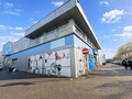 Deze kwaliteitsvolle en instapklare showroom met bijhorend magazijn en kantoorruimte is centraal gelegen in de commerciële hotspot van Wijnegem Trade Towers II.
Opdeling van de commerciële site:
- Showroom: ca. 500 m²
- Magazijn/opslagruimte: ca. 475