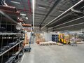 Deze kwaliteitsvolle en instapklare showroom met bijhorend magazijn en kantoorruimte is centraal gelegen in de commerciële hotspot van Wijnegem Trade Towers II.
Opdeling van de commerciële site:
- Showroom: ca. 500 m²
- Magazijn/opslagruimte: ca. 475
