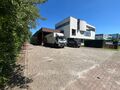 Strategisch gelegen bedrijfsgebouw in de industriezone “Terbekehof” te Wilrijk, aan de Fotografielaan en op slechts 400 meter van de op- en afritten van de A12 (Antwerpen – Brussel). Dankzij deze ligging geniet het pand van een vlotte bereikbaarheid