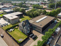 In de Duiventorenstraat te Essen bevindt zich deze unieke vastgoedsite bestaande uit twee naast elkaar gelegen percelen met een totale oppervlakte van maar liefst 5.005 m². Dankzij de combinatie van ruime magazijnen, kantoren, showroomruimtes en woongele