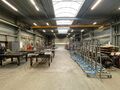 In de Duiventorenstraat te Essen bevindt zich deze unieke vastgoedsite bestaande uit twee naast elkaar gelegen percelen met een totale oppervlakte van maar liefst 5.005 m&sup2;. Dankzij de combinatie van ruime magazijnen, kantoren, showroomruimtes en woongele