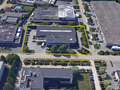 Dit bedrijfsgebouw is strategisch gelegen te Wommelgem, in de goed ontsloten KMO-zone 'Kapelleveld', vlakbij de E313-E34 richting Antwerpen, Nederland en Luik.

Het pand, gelegen op een privatief perceel van ca. 7.576 m²,  bestaat uit de combinatie van o
