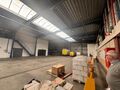 Dit bedrijfsgebouw is strategisch gelegen te Wommelgem, in de goed ontsloten KMO-zone 'Kapelleveld', vlakbij de E313-E34 richting Antwerpen, Nederland en Luik.

Het pand, gelegen op een privatief perceel van ca. 7.576 m²,  bestaat uit de combinatie van o