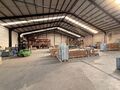 Op een strategische locatie aan de Grote Steenweg 50 te Waarloos bieden wij dit magazijn te huur aan. Dankzij de vlotte verbinding met de E19 en de nabijgelegen op- en afritten van Rumst en Kontich geniet het pand van een uitstekende bereikbaarheid.
Het