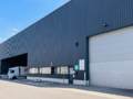 Het betreft de verhuur van een magazijn en kantoor in het bedrijvenpark De Delften te Westmalle. Deze locatie is eenvoudig bereikbaar via de afrit Zoersel op de E34 (Antwerpen-Turnhout) ofwel de afrit Brecht op de E19 (Antwerpen-Breda).
Dit magazijn heef