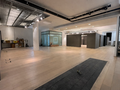 Deze kantoorruimte van ca. 270 m&sup2; bevindt zich op een absolute toplocatie aan de Leopold De Waelplaats, in het hart van het bruisende Antwerpen Zuid. De gelijkvloerse unit is gelegen onder de kantoren van projectontwikkelaar Vooruitzicht en combineert ee