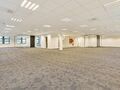 Deze gelijkvloerse kantoorruimte van ca. 191 m² is gelegen binnen het E19 Business Park te Mechelen en is onmiddellijk beschikbaar.
De ruimte biedt een verzorgde en functionele kantooromgeving met flexibele indelingsmogelijkheden. Dankzij de ligging op