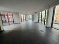 Op een perfecte locatie, vlakbij het station en met een vlotte verbinding naar de op- en afrit van de E19, bevindt zich deze nieuwe en hoogwaardig horizontaal afgewerkte kantoorruimte van ca. 96 m².
Via de lift bereikt u rechtstreeks het kantoor vanuit