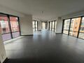 Op een perfecte locatie, vlakbij het station en met een vlotte verbinding naar de op- en afrit van de E19, bevindt zich deze nieuwe en hoogwaardig horizontaal afgewerkte kantoorruimte van ca. 96 m².
Via de lift bereikt u rechtstreeks het kantoor vanuit
