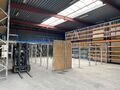 Het betreft de verhuur van een representatieve KMO-unit op een zeer centrale locatie te Aartselaar, met een vlotte verbinding naar de A12.
De unit omvat ca. 730 m², bestaande uit 430 m² opslagruimte met mezzanine en 300 m² kantoorruimte. De unit heef