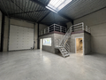 Het betreft een KMO-unit gelegen in het nieuw aangelegde bedrijvenpark 'La Brique'. De site geniet van een goede bereikbaarheid via de E313 (Antwerpen&ndash;Luik) en de nabijheid van de stad Lier.

Het pand omvat een totale oppervlakte van ca. 332 m&sup2;, waarva