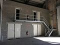 Op deze polyvalente bedrijfssite bieden wij momenteel een magazijn aan van ca. 100 m² met een vrije hoogte van ca. 6 meter. Dit magazijn geniet een uitstekende ligging nabij de Antwerpse Ring en het Albertkanaal. Op de site worden verschillende aanvullen