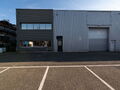 Het betreft de verhuur van een KMO-unit gelegen in industriezone De Zaat in Temse. Deze gunstige ligging nabij zowel op- en afrittencomplex Temse van de E17, als de N16 en de A12, zorgen voor een vlotte ontsluiting naar Antwerpen en Brussel.
De unit he