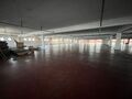 Langs de zijkant van het gebouw kan er eenvoudig geladen en gelost worden via een laadbrug. Vervolgens kan de stockage via twee functionele goederenliften naar het tweede verdiep worden gebracht.

- Oppervlakte: ca. 2.300 m&sup2;
- Vrije hoogtes:
Laagste punt