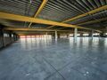 Langs de zijkant van het gebouw kan er eenvoudig geladen en gelost worden via een laadbrug. Vervolgens kan de stockage via twee functionele goederenliften naar het derde verdiep worden gebracht.

- Oppervlakte: ca. 2.300 m&sup2;
- Vrije hoogtes:
Laagste punt 