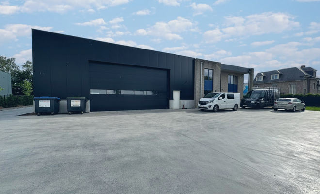 Op bedrijventerrein 'Rijkmaker' te Essen bieden we dit representatief bedrijfsgebouw te huur aan. Het betreft een gebouw met een oppervlakte van ca.490 m², bestaande uit 450 m² opslagruimte en 40 m² kantoorruimte. 

Het magazijn heeft een vrije hoogte 